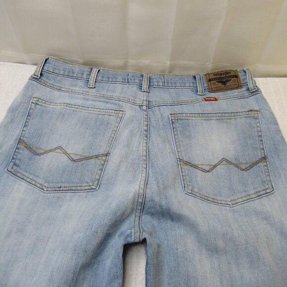 Wrangler Jeans Men Size 34x32 Blue Light Wash Denim Straight Fit Red Tag Good Co - Picture 8 of 16